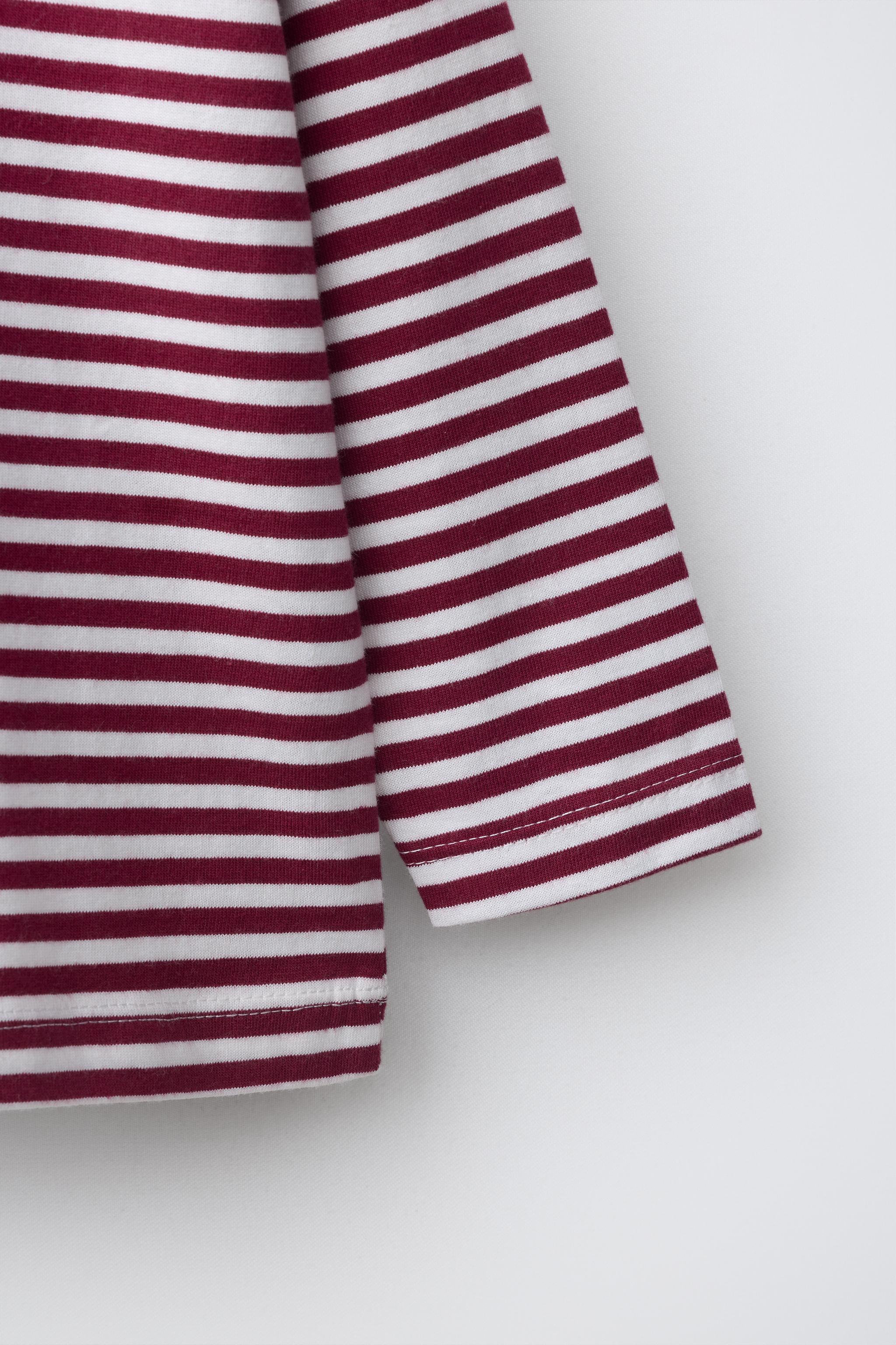 T-SHIRT RAYÉ À COL EN CONTRASTE